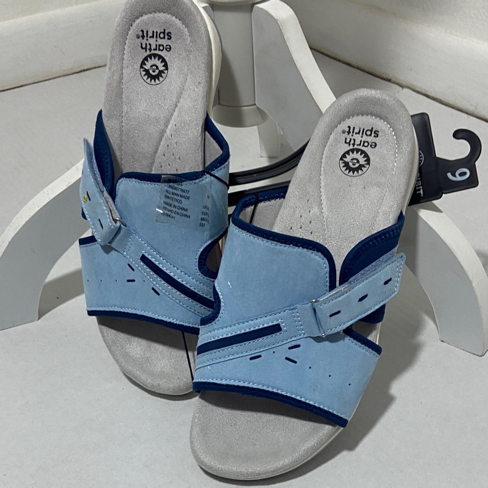 NWT Earth Spirit Size 9 Light Blue With Navy Trim Slide Sandals Soft Casual